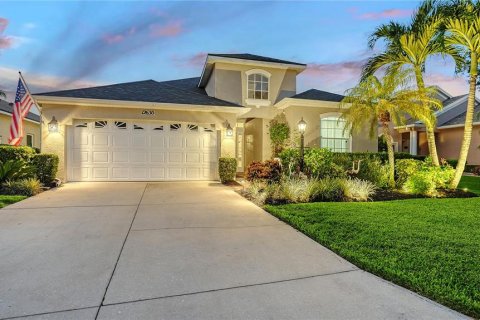 House in Lakewood Ranch, Florida 3 bedrooms, 169.36 sq.m. № 2231434 - photo 2