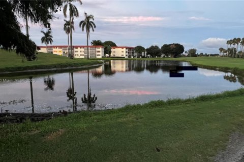 Copropriété à vendre à Pembroke Pines, Floride: 2 chambres, 108.7 m2 № 2019836 - photo 15