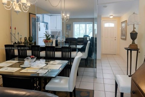 Copropriété à vendre à Pembroke Pines, Floride: 2 chambres, 108.7 m2 № 2019836 - photo 4