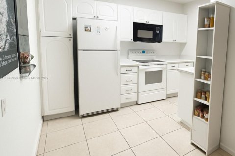 Copropriété à vendre à Pembroke Pines, Floride: 2 chambres, 108.7 m2 № 2019836 - photo 7