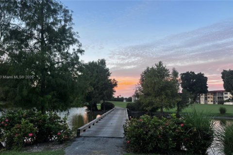 Copropriété à vendre à Pembroke Pines, Floride: 2 chambres, 108.7 m2 № 2019836 - photo 27