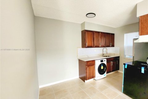 Appartement à louer à Pompano Beach, Floride: 2 chambres, 387.87 m2 № 1928734 - photo 4