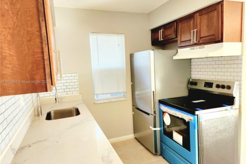 Appartement à louer à Pompano Beach, Floride: 2 chambres, 387.87 m2 № 1928734 - photo 3