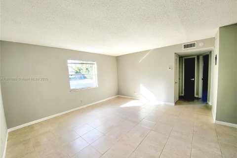 Appartement à louer à Pompano Beach, Floride: 2 chambres, 387.87 m2 № 1928734 - photo 2