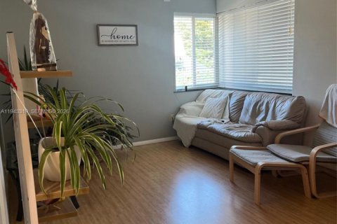 Villa ou maison à louer à Fort Lauderdale, Floride: 2 chambres, 61.32 m2 № 1999571 - photo 5