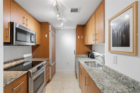 Condo in Bal Harbour, Florida, 2 bedrooms  № 2004936 - photo 11