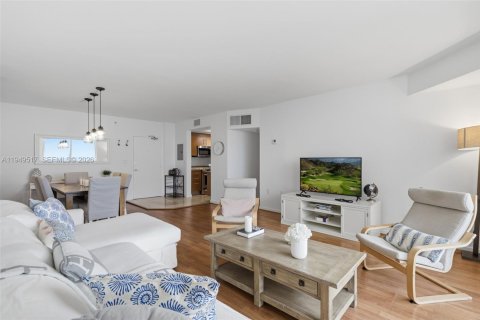 Condo in Bal Harbour, Florida, 2 bedrooms  № 2004936 - photo 9