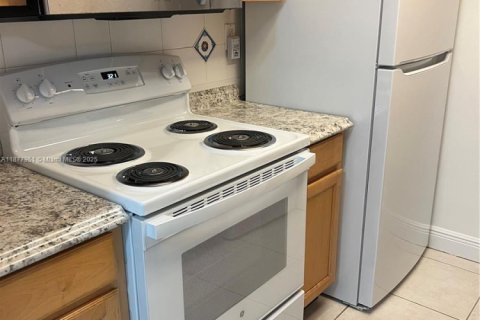 Condo in Miami, Florida, 1 bedroom № 1977773 - photo 4