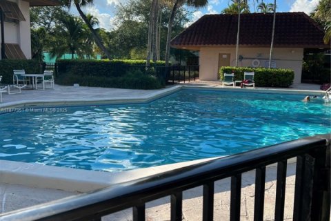 Condo in Miami, Florida, 1 bedroom № 1977773 - photo 2