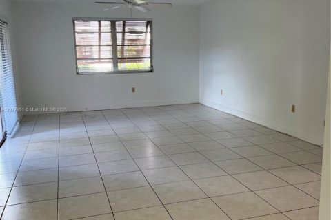 Condo in Miami, Florida, 1 bedroom № 1977773 - photo 3