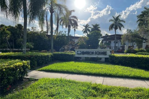 Condo in Miami, Florida, 1 bedroom № 1977773 - photo 1