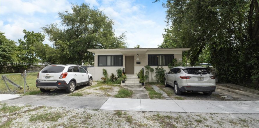 Commercial property in Miami, Florida 144 sq.m. № 1957589