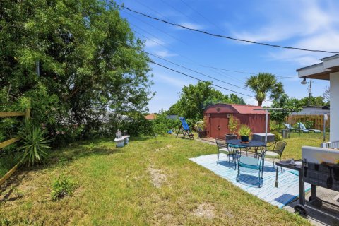 House in Vero Beach, Florida 3 bedrooms, 114.83 sq.m. № 2185082 - photo 12