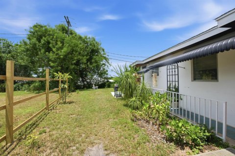 House in Vero Beach, Florida 3 bedrooms, 114.83 sq.m. № 2185082 - photo 11