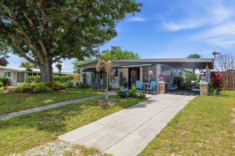 House in Vero Beach, Florida 3 bedrooms, 114.83 sq.m. № 2185082 - photo 3