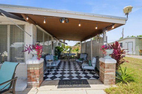 House in Vero Beach, Florida 3 bedrooms, 114.83 sq.m. № 2185082 - photo 6