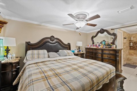 House in Tampa, Florida 4 bedrooms, 190.54 sq.m. № 2228219 - photo 18
