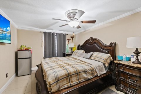 House in Tampa, Florida 4 bedrooms, 190.54 sq.m. № 2228219 - photo 17