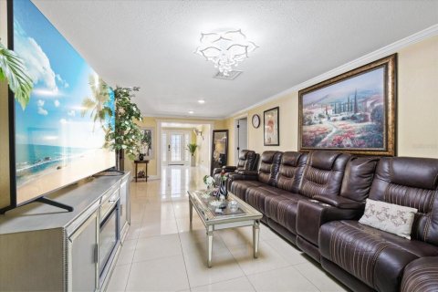 House in Tampa, Florida 4 bedrooms, 190.54 sq.m. № 2228219 - photo 9