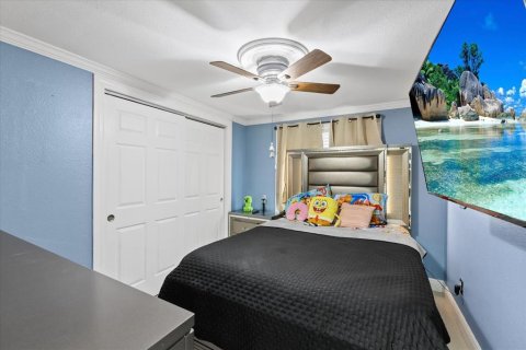 House in Tampa, Florida 4 bedrooms, 190.54 sq.m. № 2228219 - photo 14
