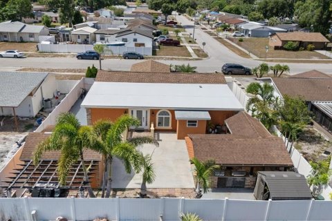 House in Tampa, Florida 4 bedrooms, 190.54 sq.m. № 2228219 - photo 3