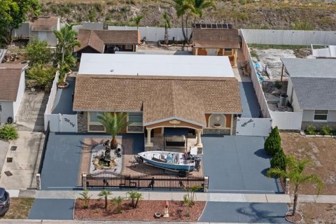 House in Tampa, Florida 4 bedrooms, 190.54 sq.m. № 2228219 - photo 8