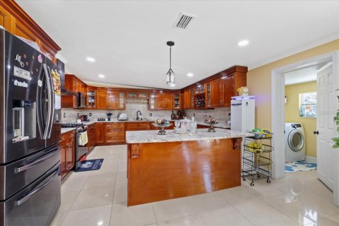 House in Tampa, Florida 4 bedrooms, 190.54 sq.m. № 2228219 - photo 26