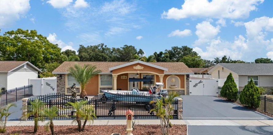 House in Tampa, Florida 4 bedrooms, 190.54 sq.m. № 2228219