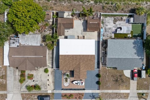 House in Tampa, Florida 4 bedrooms, 190.54 sq.m. № 2228219 - photo 4