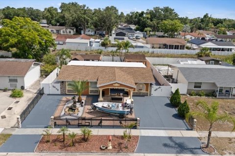 House in Tampa, Florida 4 bedrooms, 190.54 sq.m. № 2228219 - photo 2