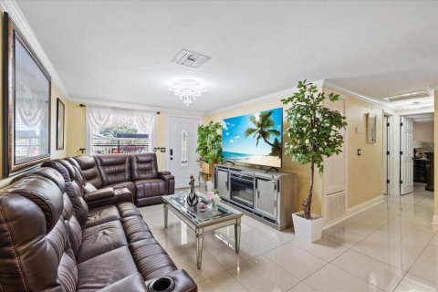 House in Tampa, Florida 4 bedrooms, 190.54 sq.m. № 2228219 - photo 11