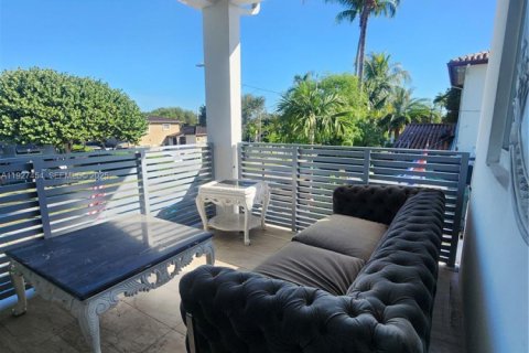 Снять в аренду коммерческую недвижимость в Майами, Флорида 2 спальни, 235.32м2, № 1991519 - фото 18