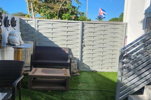 Снять в аренду коммерческую недвижимость в Майами, Флорида 2 спальни, 235.32м2, № 1991519 - фото 6