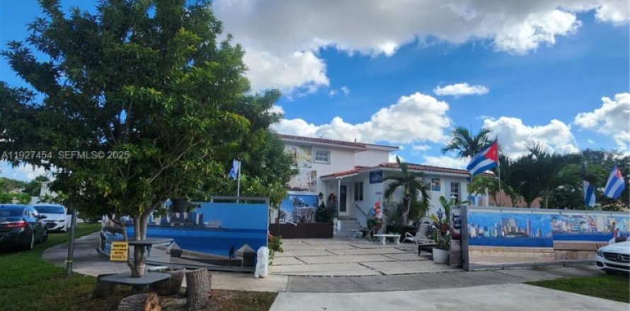 Коммерческая недвижимость в Майами, Флорида 2 спальни, 235.32м2 № 1991519