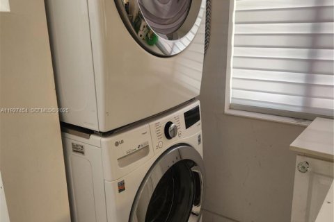 Снять в аренду коммерческую недвижимость в Майами, Флорида 2 спальни, 235.32м2, № 1991519 - фото 9