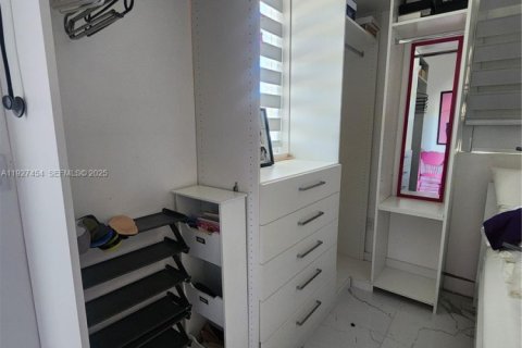 Снять в аренду коммерческую недвижимость в Майами, Флорида 2 спальни, 235.32м2, № 1991519 - фото 16