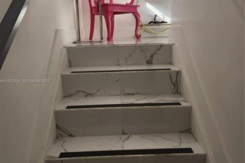 Снять в аренду коммерческую недвижимость в Майами, Флорида 2 спальни, 235.32м2, № 1991519 - фото 12