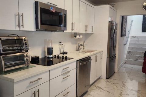 Снять в аренду коммерческую недвижимость в Майами, Флорида 2 спальни, 235.32м2, № 1991519 - фото 7