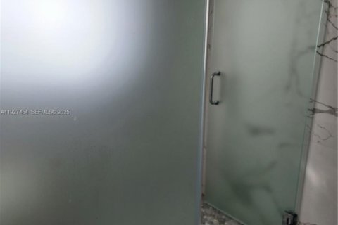 Снять в аренду коммерческую недвижимость в Майами, Флорида 2 спальни, 235.32м2, № 1991519 - фото 24