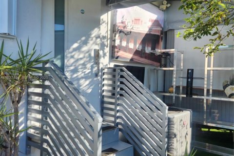 Снять в аренду коммерческую недвижимость в Майами, Флорида 2 спальни, 235.32м2, № 1991519 - фото 3