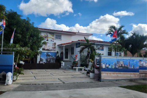 Снять в аренду коммерческую недвижимость в Майами, Флорида 2 спальни, 235.32м2, № 1991519 - фото 2