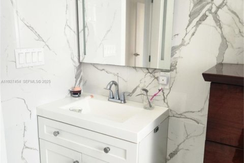 Снять в аренду коммерческую недвижимость в Майами, Флорида 2 спальни, 235.32м2, № 1991519 - фото 22