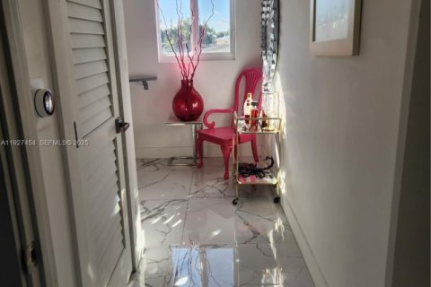 Снять в аренду коммерческую недвижимость в Майами, Флорида 2 спальни, 235.32м2, № 1991519 - фото 14