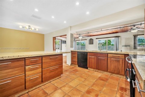 Villa ou maison à vendre à Hollywood, Floride: 3 chambres, 226.68 m2 № 1931612 - photo 14