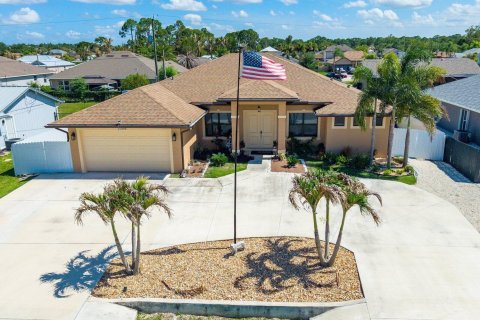 House in Port St. Lucie, Florida 5 bedrooms, 226.4 sq.m. № 2249807