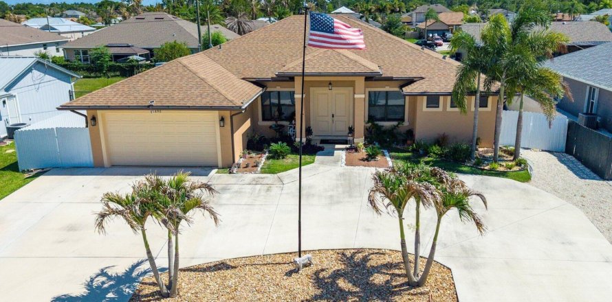 House in Port St. Lucie, Florida 5 bedrooms, 226.4 sq.m. № 2249807
