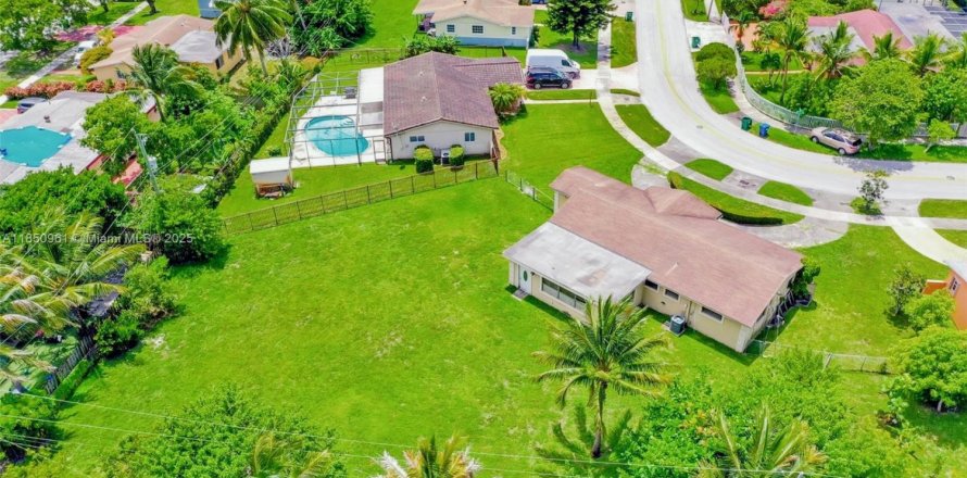 Villa ou maison à Miami Gardens, Floride 3 chambres, 159.23 m2 № 1855018