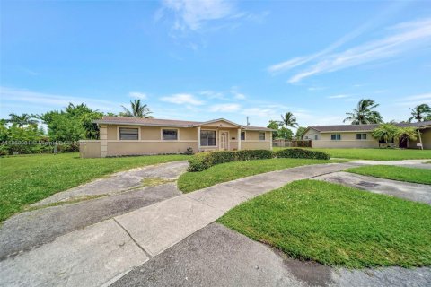 Villa ou maison à vendre à Miami Gardens, Floride: 3 chambres, 159.23 m2 № 1855018 - photo 27
