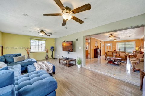 Villa ou maison à vendre à Miami Gardens, Floride: 3 chambres, 159.23 m2 № 1855018 - photo 18