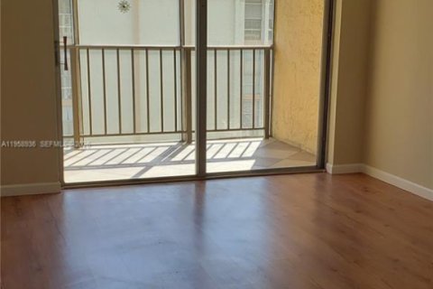 Condo in Hallandale Beach, Florida, 2 bedrooms  № 2017602 - photo 7